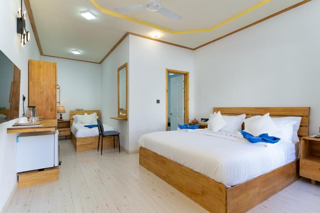 Spacious family room with a king bed and an extra twin bed at Tropico Villa